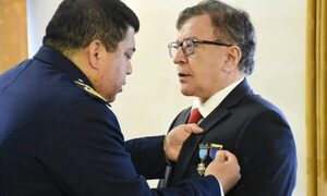 Director Duarte Frutos recibe máximas distinciones de la Fuerza Aérea Paraguaya (FAP)