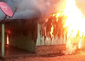Incendio redujo a cenizas una vivienda mientras dueña consultaba en un hospital - ABC en el Este - ABC Color