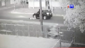 Una joven salió a trotar, huyó de motochorros y fue atropellada por una camioneta