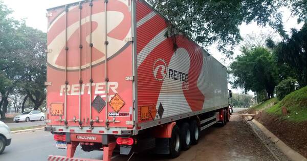 La Nación / Estudiante de medicina falleció al ser chocada por un camión que transportaba explosivos