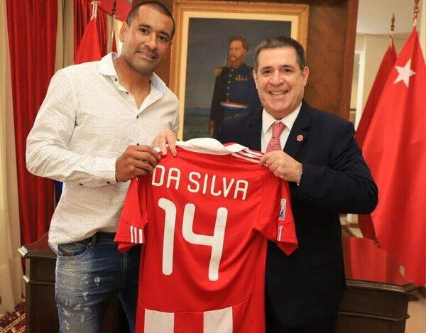 Horacio Cartes recibió regalo, camiseta de regalo y afiliación de Paulo Da Silva.
