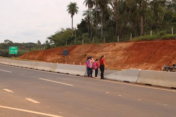 Video: filman carreras clandestinas en moto sobre ampliada ruta PY02 en Caacupé - Nacionales - ABC Color