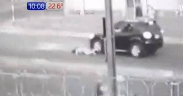 La Nación / Joven corrió de motochorros y fue atropellada por un vehículo