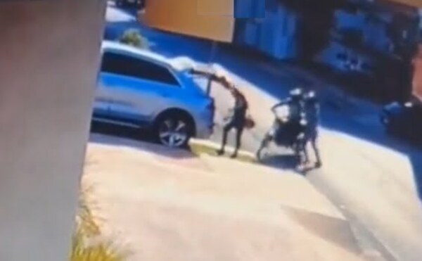 La siguieron desde el banco para asaltarla: mujer fue víctima de motochorros - Noticiero Paraguay