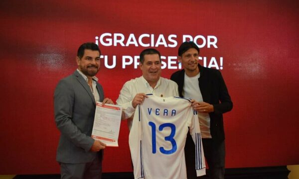 Rambert Vera fue a saludar a HC por su cumple, le dejó su camiseta y de paso se afilió