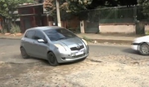 Diario HOY | Motociclista fue chocado por conductor que intentó esquivar "cráter" sobre Pratt Gill