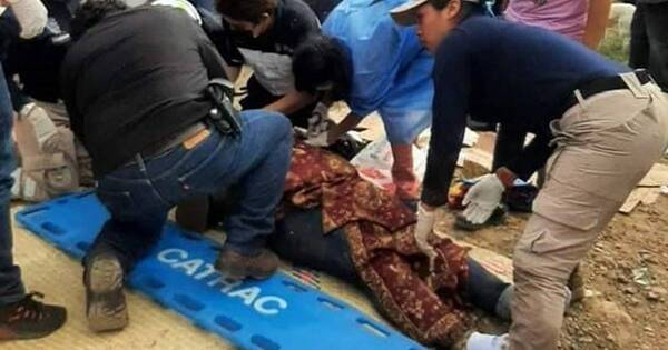 La Nación / México: 25 personas mueren al caer un bus a un barranco
