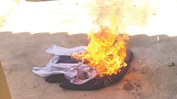 Abogada pilló que tenía cuernos y quemó uniforme de su chuli milico
