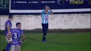 Futbolista fue expulsado por el árbitro por hacer pipí en la cancha