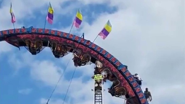 EE.UU.: varias personas quedaron atrapadas boca abajo en una montaña rusa - Unicanal