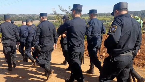 Policía desaloja a unas 80 familias de un asentamiento de Edelira