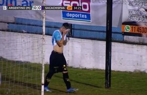 ¡Roja directa por orinar en pleno campo de juego! - Radio Imperio