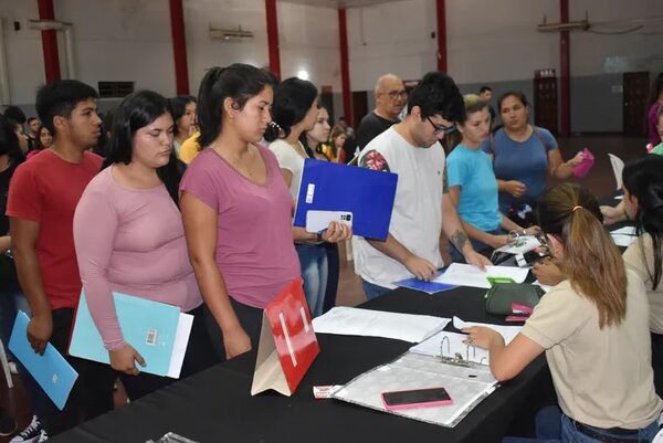 Estudiantes universitarios de Misiones aguardan desembolso de becas - Política - ABC Color