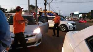 Taxistas acorralaron a chofer de bolt y pasajera tuvo que ir a pie