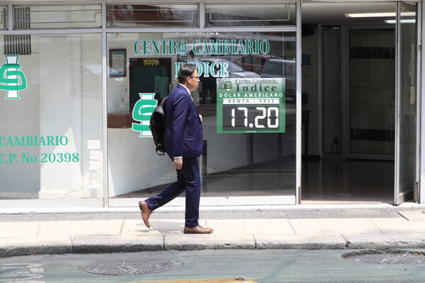 El peso mexicano cotiza a 17 unidades por dólar y se dirige hacia los 16,74 - MarketData