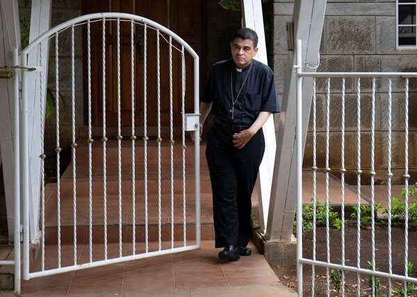 Dictador de Nicaragua devuelve a obispo a prisión