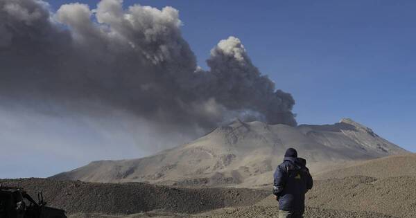 La Nación / Activan emergencia en zona de volcán