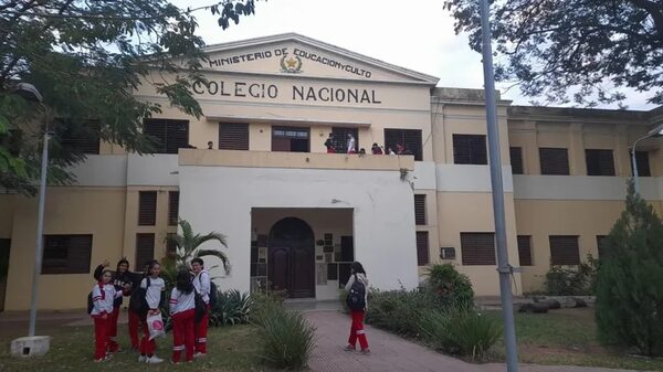 Alumnos toman el Colegio Nacional de la Capital - Nacionales - ABC Color