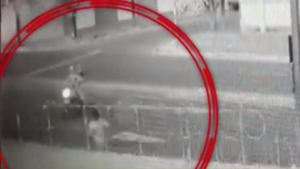 Fue atropellada al intentar escapar de motochorros