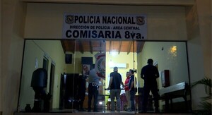 Detienen a dos hombres por intentar hurtar un vehículo, a bordo de una moto robada - trece