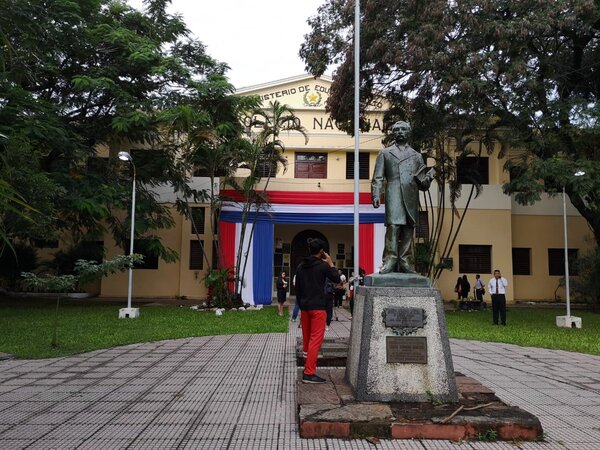 Estudiantes toman el Colegio Nacional de la Capital