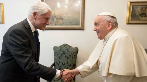 El papa Francisco se reúne con Bill Clinton y el hijo de Soros en el Vaticano - Informatepy.com