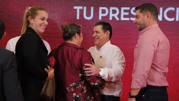Zenaida se muestra junto a Cartes tras renunciar a Cruzada Nacional