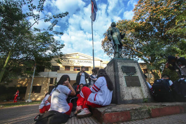 Estudiantes del CNC tomaron el colegio y no dejan entrar a nadie