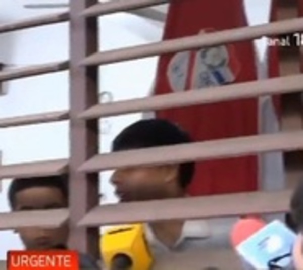 Estudiantes toman el CNC en reclamo por irregularidades y acefalía - Paraguay.com