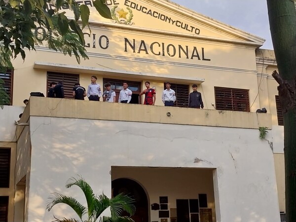 Alumnos toman el Colegio Nacional de la Capital y suspenden clases - Unicanal