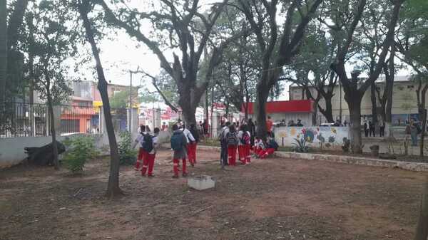Colegio Nacional de la Capital es tomado por estudiantes | Radio Regional 660 AM