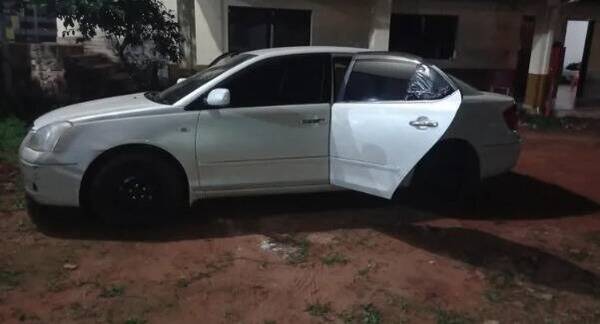 Quisieron cambiar las ruedas a un auto robado y quedaron apresados