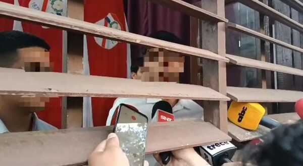 Alumnos toman el Colegio Nacional de la Capital y exigen reivindicaciones - Noticiero Paraguay