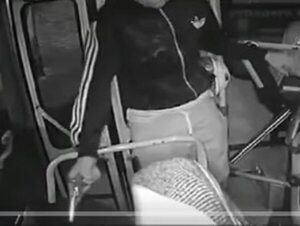 A mano armada, tres hombres asaltaron a pasajeros de un colectivo - Policiales - ABC Color