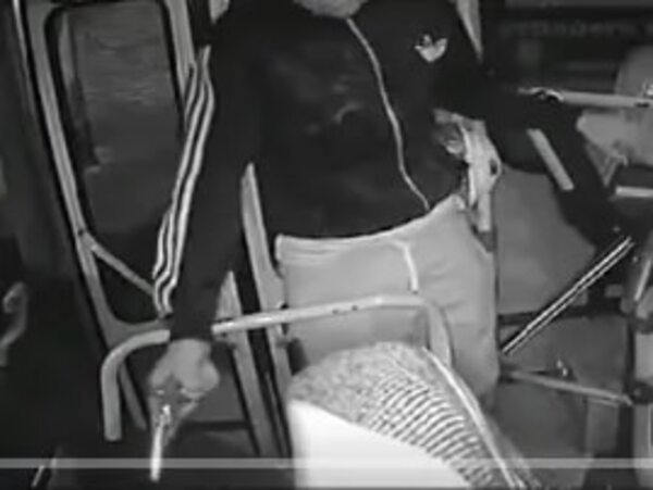 A mano armada, tres hombres asaltaron a pasajeros de un colectivo - Policiales - ABC Color