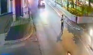 (VIDEO)Motoca ignoró a PMT y chocó contra un vehículo