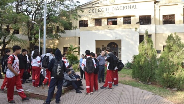 Alumnos toman en Colegio Nacional de la Capital