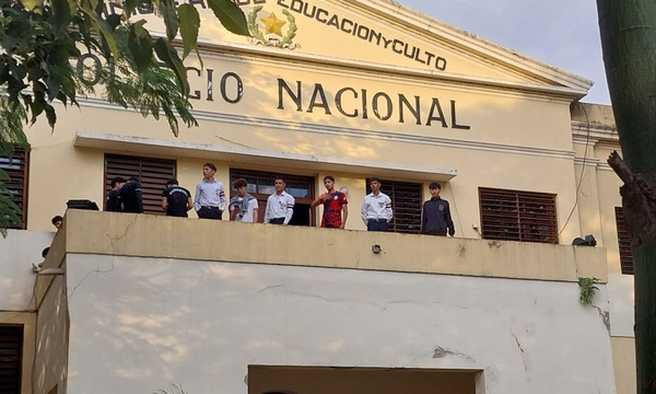 Alumnos del CNC cierran el acceso al colegio y se suspenden las clases - OviedoPress