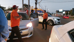 Taxistas y choferes de Uber se enfrentan en Hernandarias - La Clave