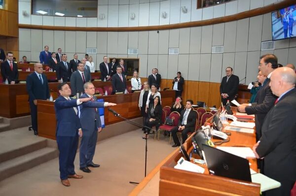 Senado da dudoso permiso a Baruja y juran Buzarquis y Tony Barrios - Política - ABC Color