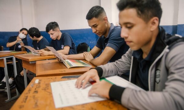 Estudiantes identifican que tienen déficits en acceso a internet, a herramientas tecnológicas, a bienestar emocional y a baños adecuados