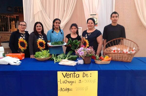 Feria de hortalizas en colegio de Luque •
