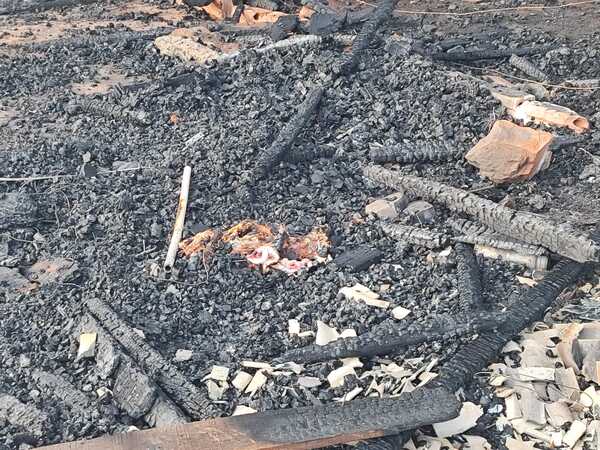 Incendio intencional en el Circuito Comercial de Encarnación deja a una familia sin hogar