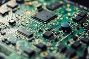 China calienta la guerra tecnol贸gica al prohibir la exportaci贸n de dos metales clave para los chips - Revista PLUS