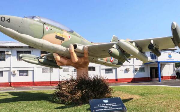 Fuerza Aérea celebra el Día de Aviación de Caza Paraguaya •