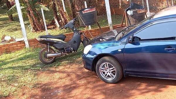 Hurtan vehículo estacionado en el patio de una vivienda