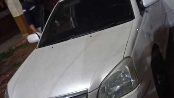 Caen dos al cambiar la rueda de un auto en plena madrugada