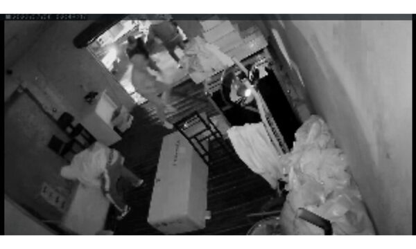 (VIDEO)Ladrones pelaron un depósito de mercaderías y dispararon a polis