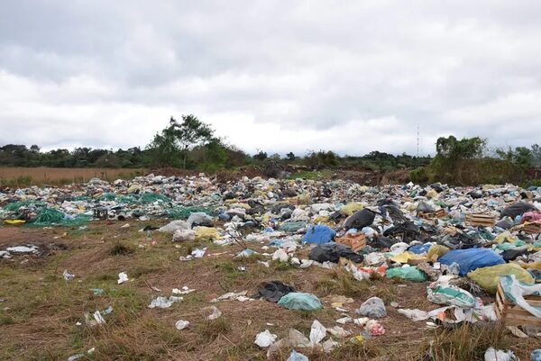 Vertedero municipal contamina el ambiente y genera molestias a los vecinos en Caazapá - Nacionales - ABC Color