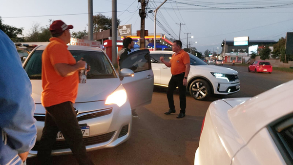 Diario HOY | Conductores de Uber y taxistas, a los golpes en Hernandarias
